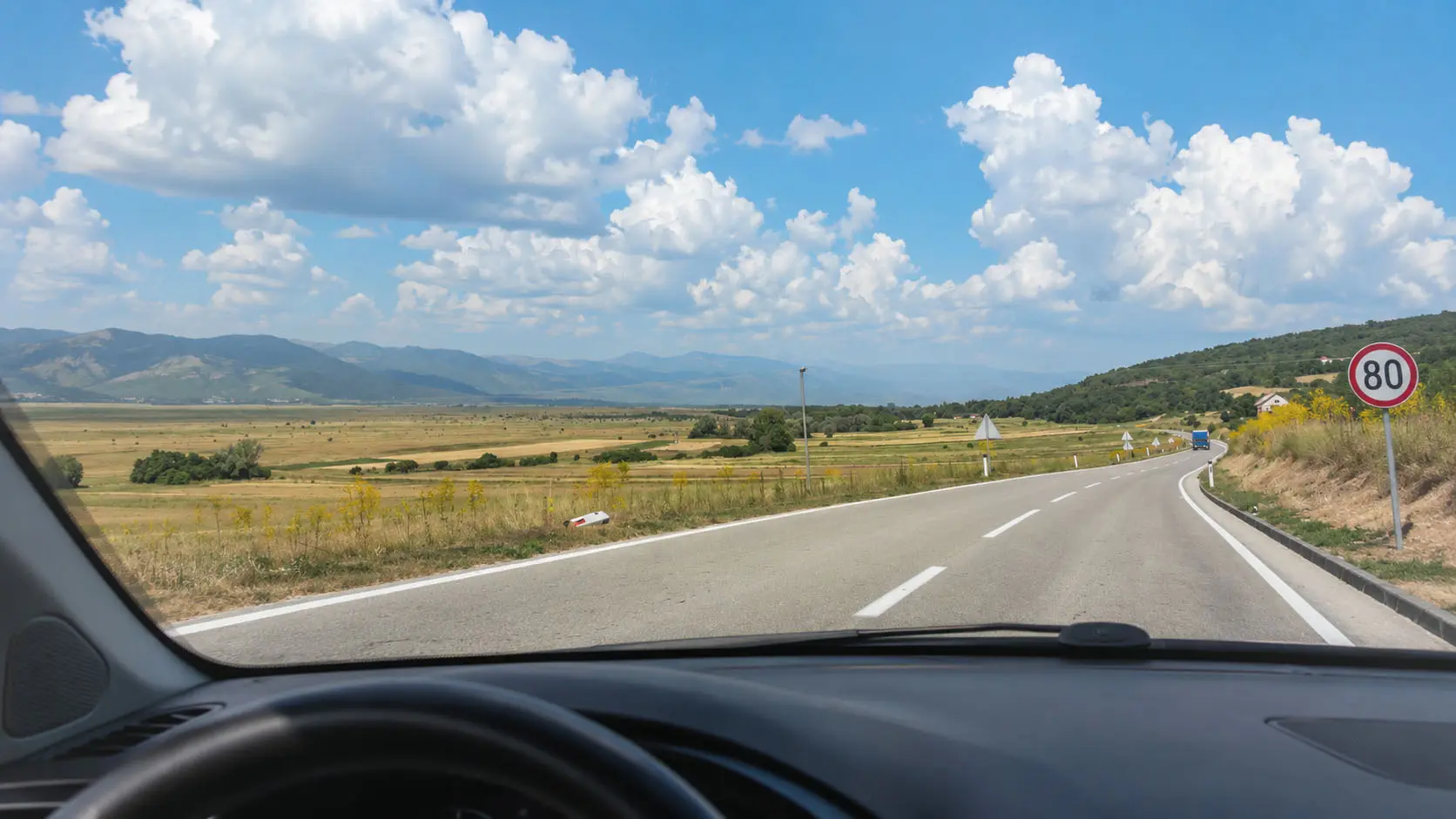 Automobil na cesti kroz Bosnu i Hercegovinu — opuštena vožnja nakon najma