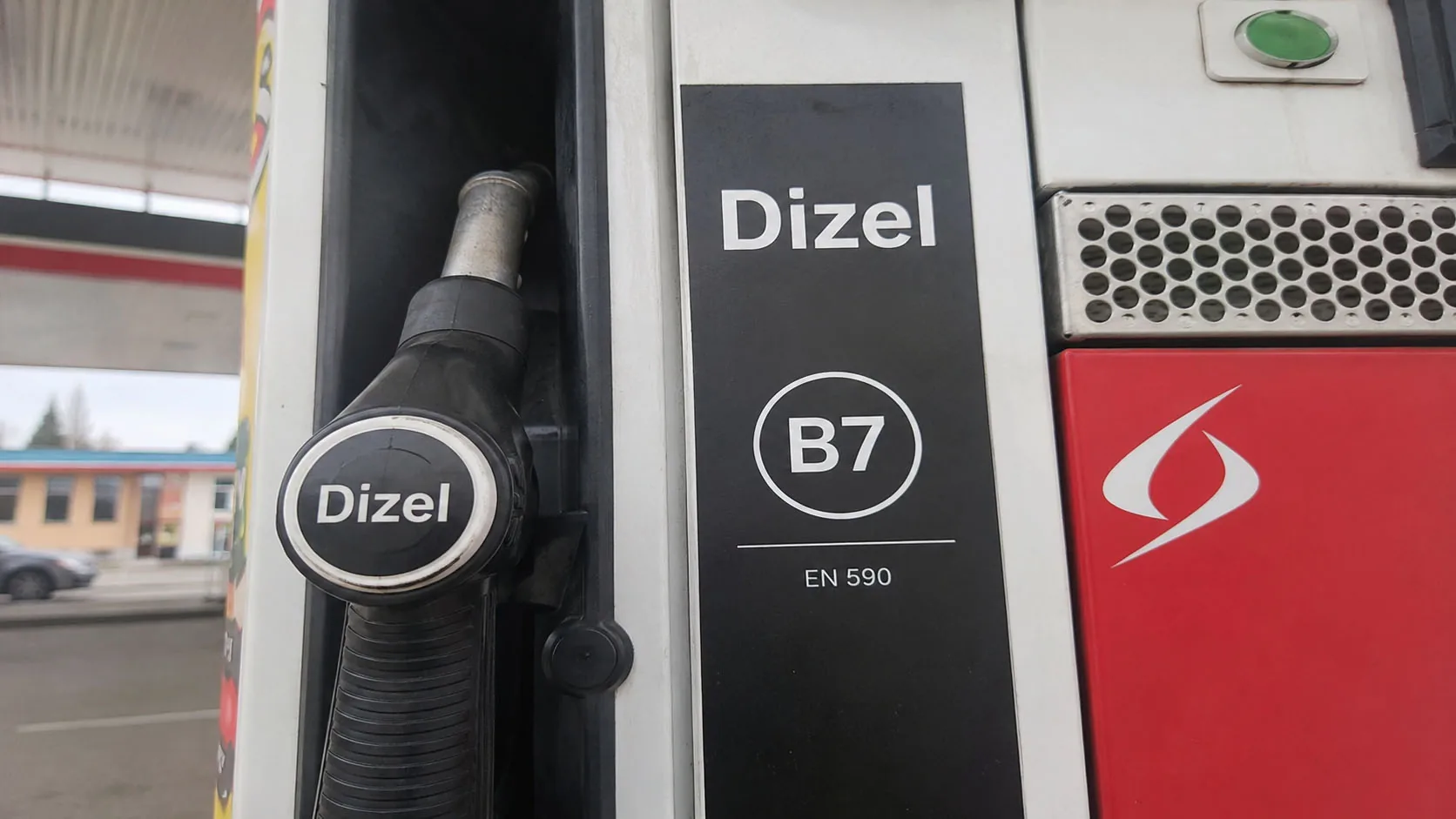 Pištolj za dizel gorivo i oznaka Dizel B7 EN 590 na automatu benzinske pumpe