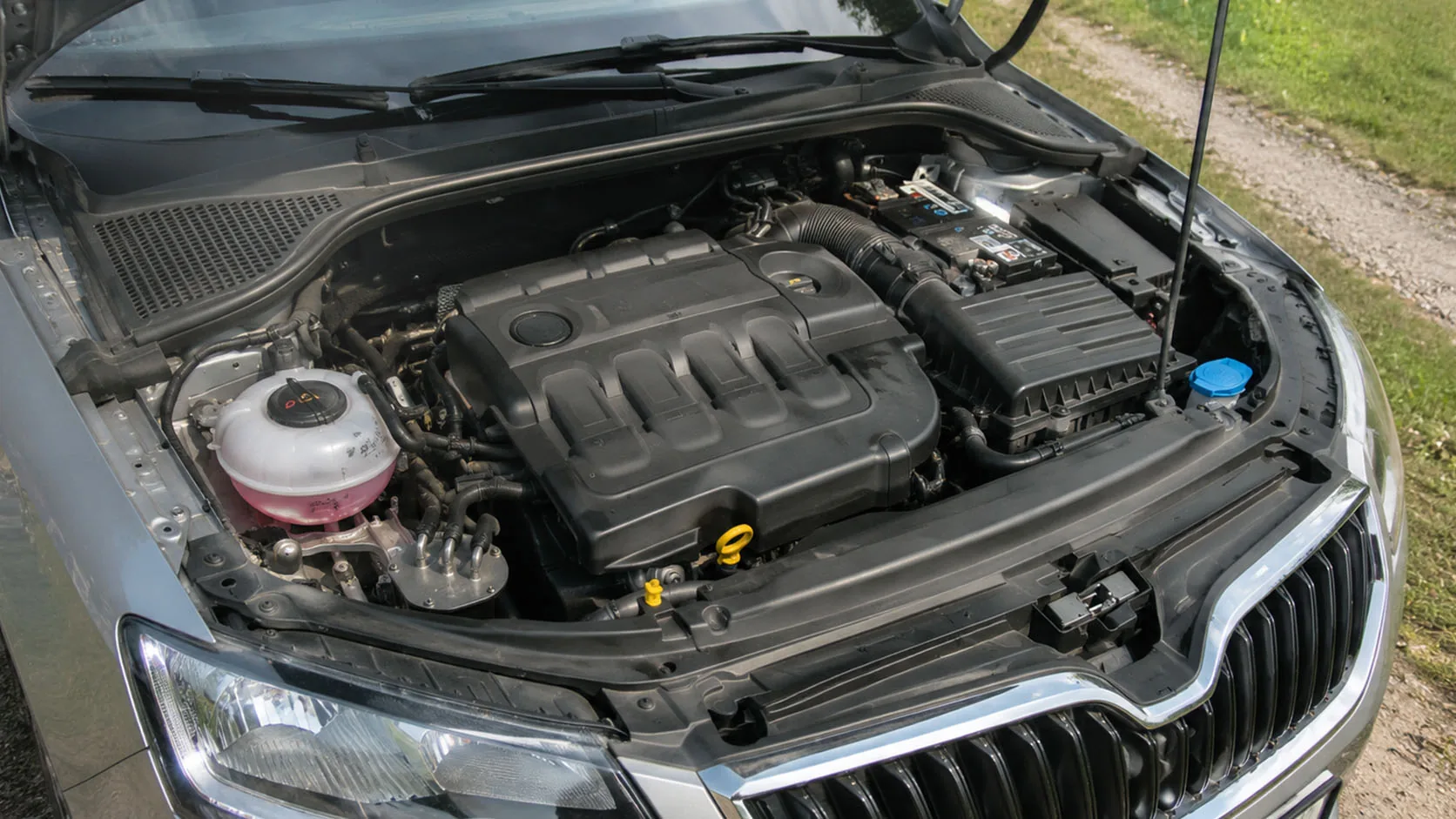 Otvorena hauba automobila s pogledom na moderan motorni prostor