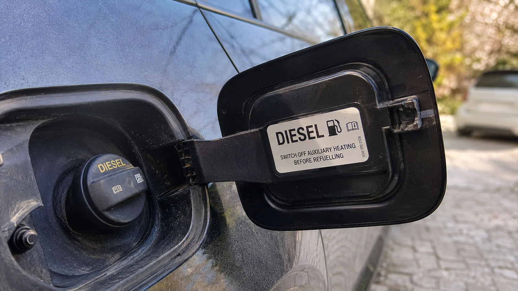 Otvoren poklopac rezervoara s naljepnicom DIESEL i oznakom vrste goriva