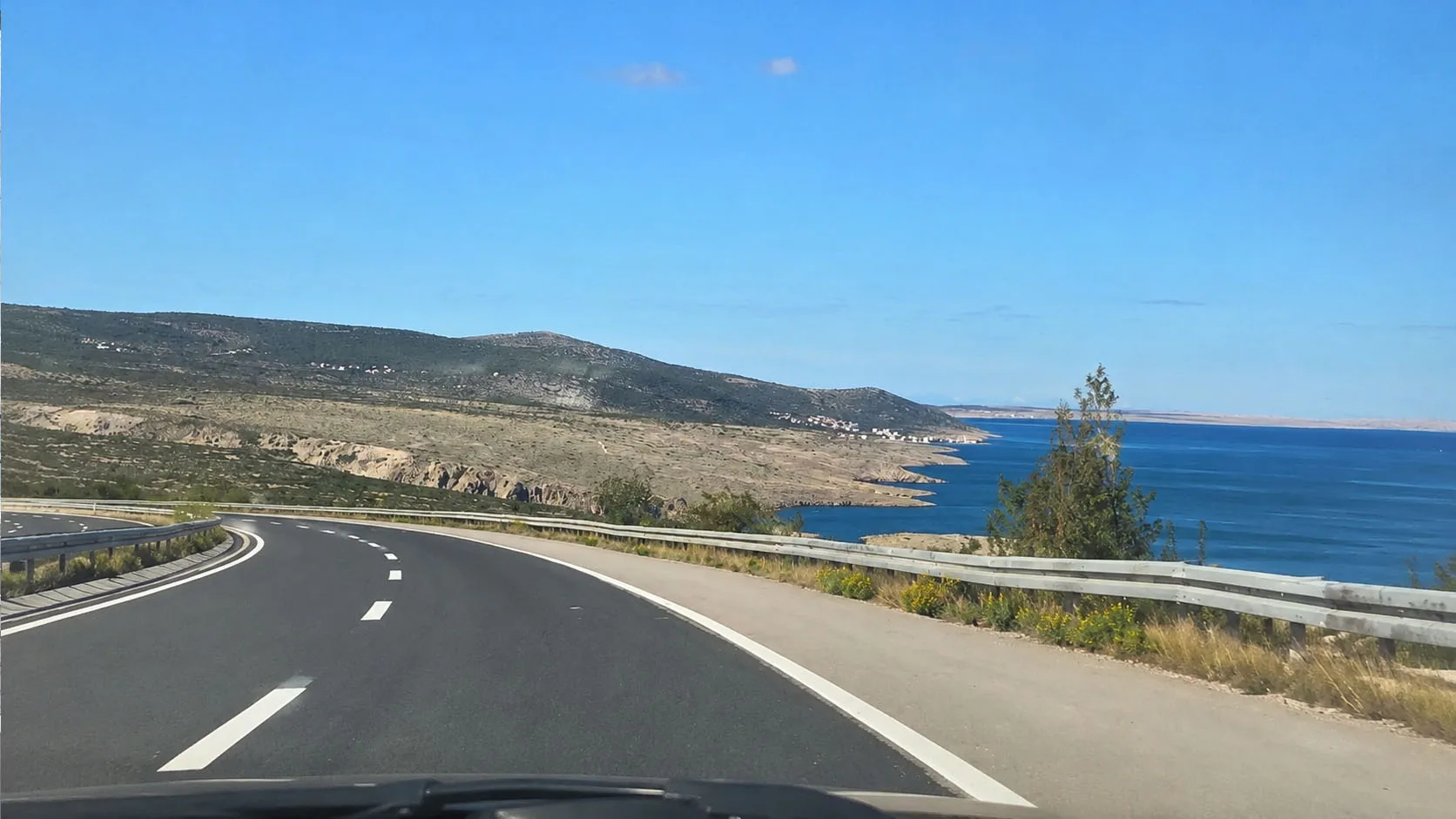 Jadranska magistrala uz more u Hrvatskoj, pogled kroz vjetrobran automobila