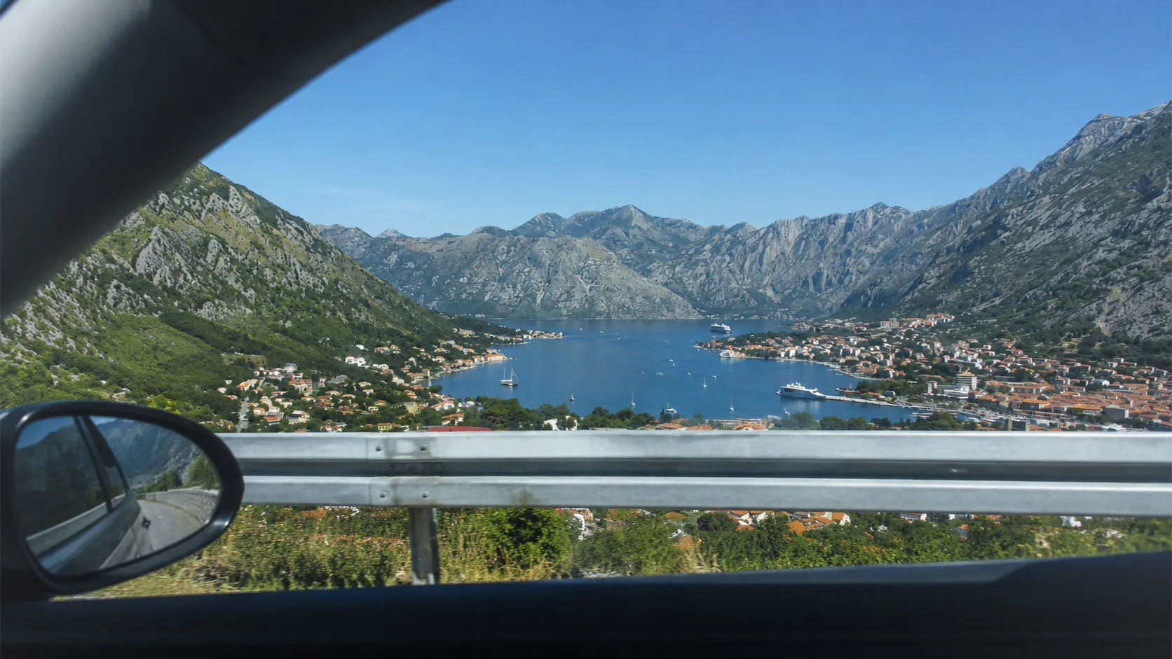 Pogled na Bokokotorski zaliv u Crnoj Gori iz automobila