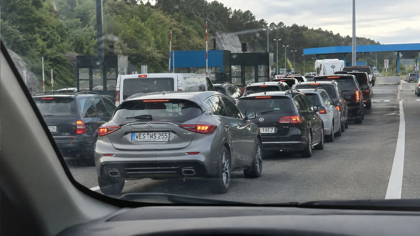 Kolona automobila na graničnom prelazu tokom ljetne sezone