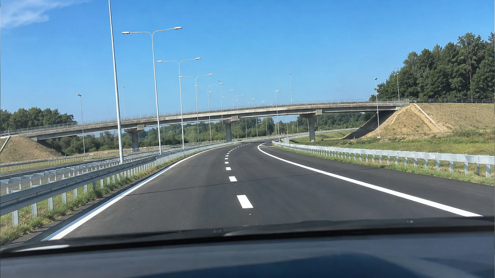Moderni autoput sa nadvožnjakom u regiji, vožnja iz perspektive vozača