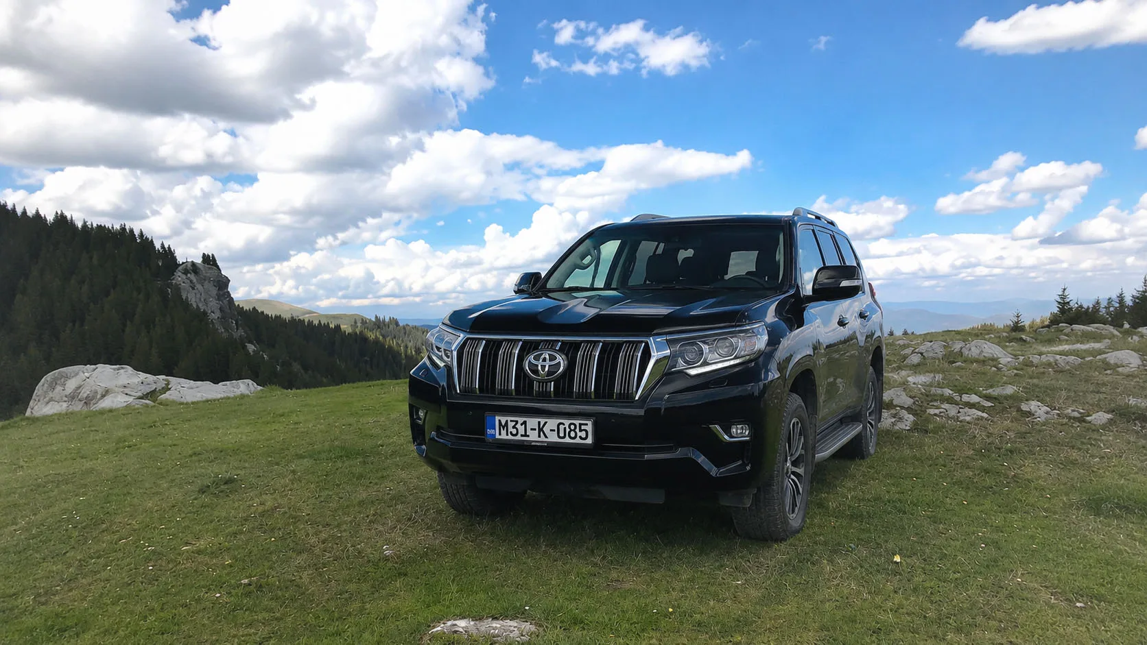 Crni SUV na planinskom proplanku u Bosni i Hercegovini