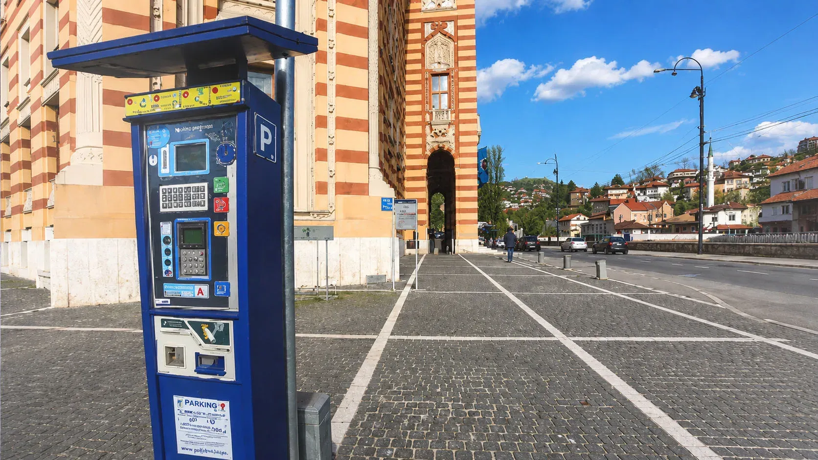 Parkomat KJKP Rad u centru Sarajeva sa unajmljenim automobilom u pozadini
