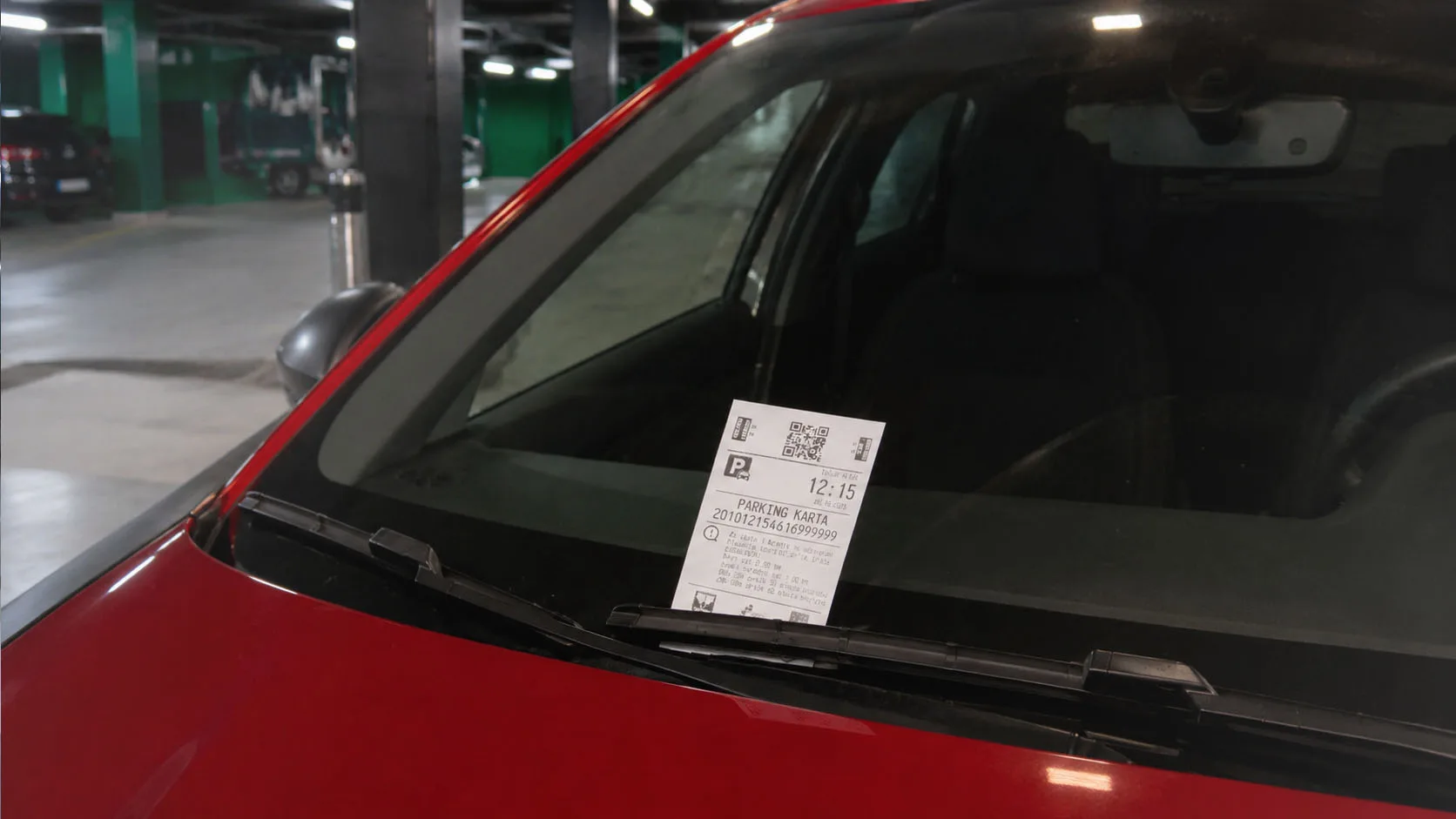 Parking listić iz aparata postavljen na šoferšajbnu vozila