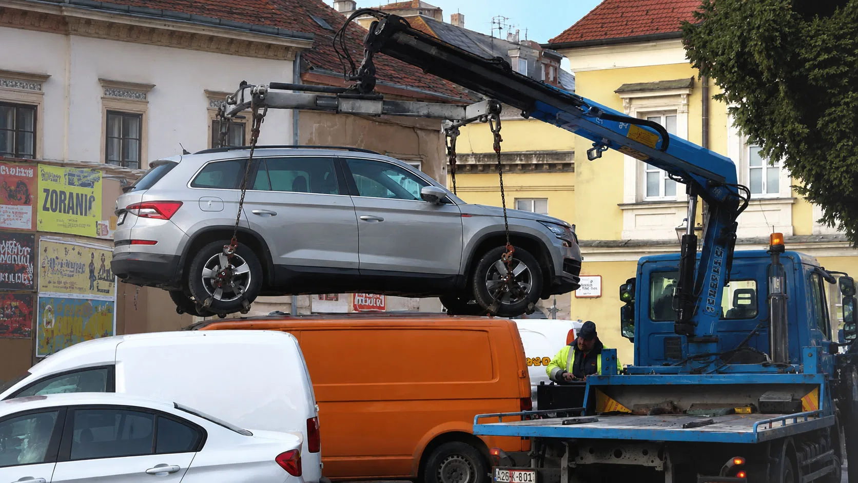 Vozilo koje pauk-služba podiže sa nepropisno zauzetog mjesta