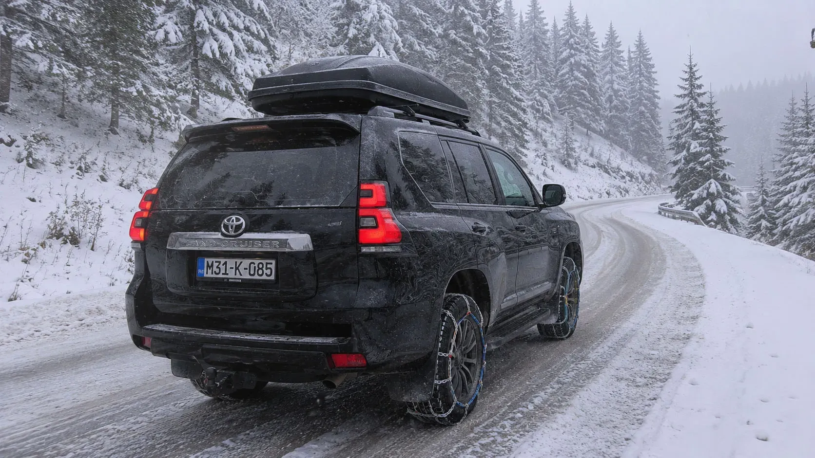 Lanci za snijeg montirani na pogonske točkove automobila na snijegu