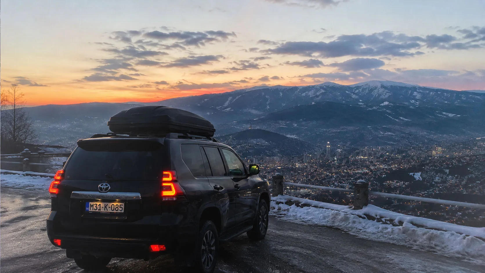 Panoramski pogled na olimpijske planine iznad Sarajeva u suton