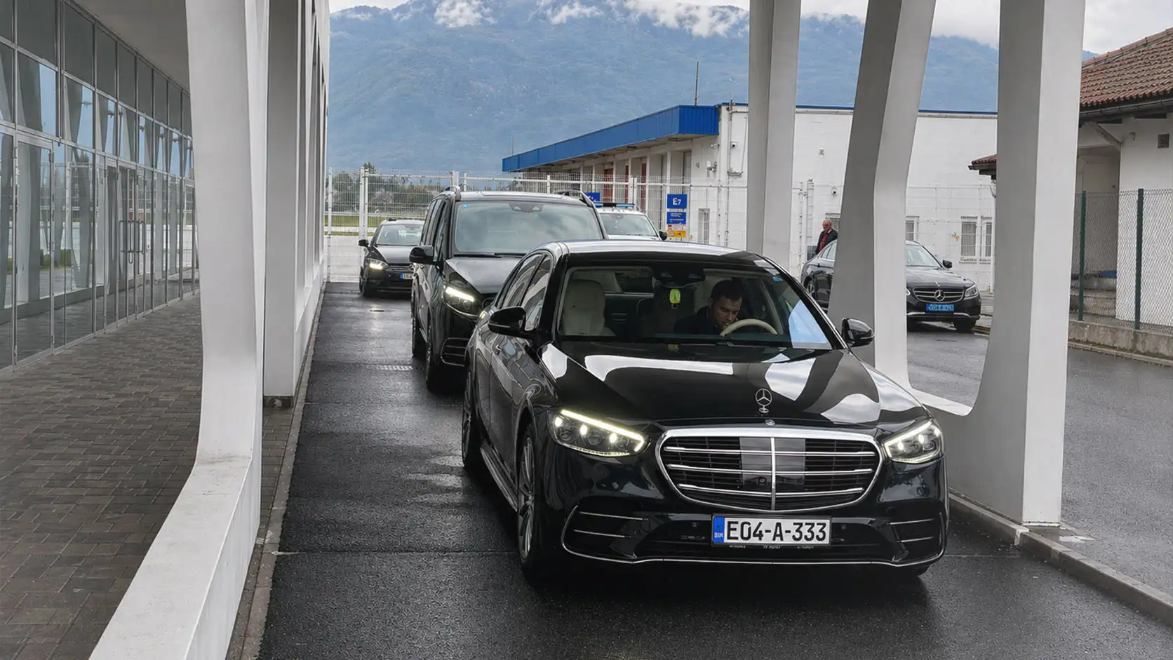 Premium Mercedes S-klase ispred terminala Međunarodnog aerodroma Sarajevo — rent a car sa vozačem