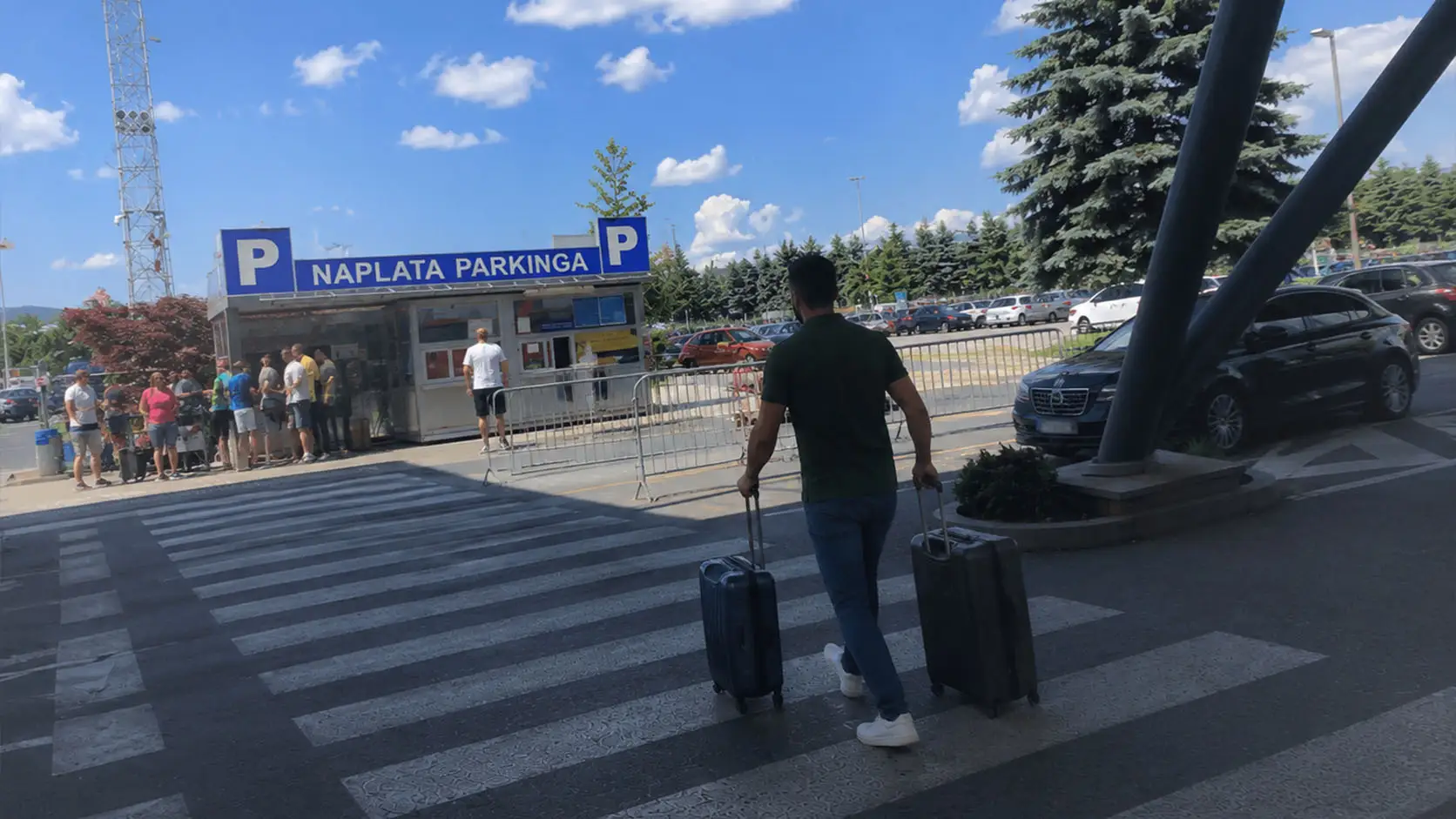 Vozač utovaruje prtljag putnika u premium vozilo