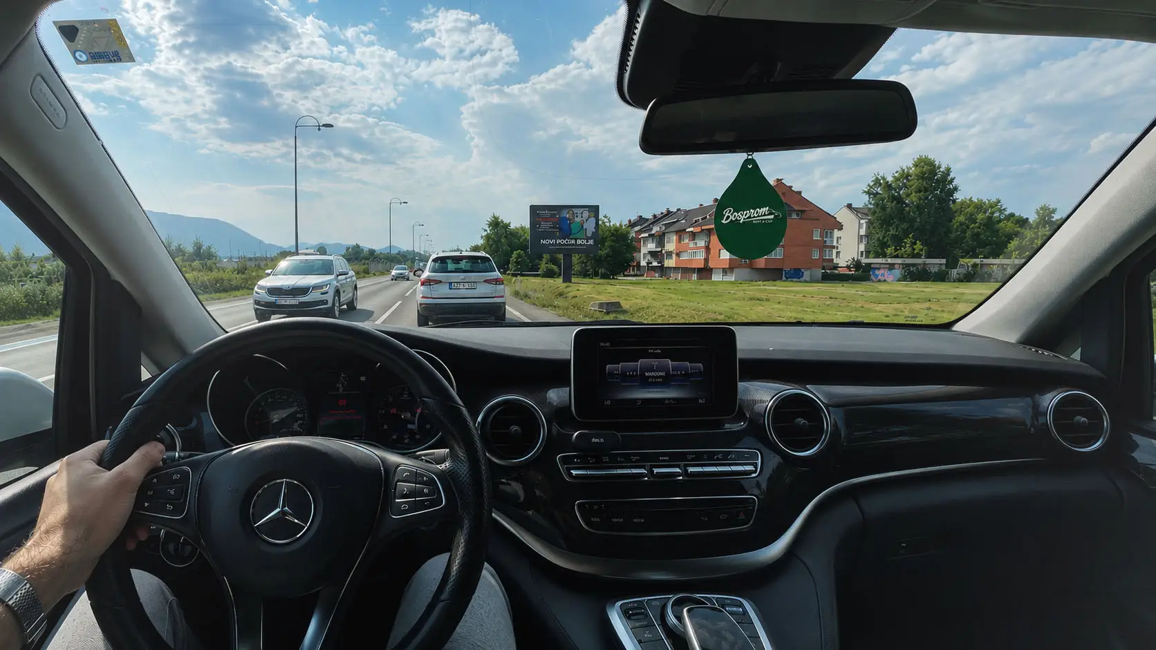 Premium SUV na otvorenom putu kroz planinske predjele Bosne i Hercegovine